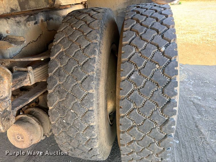 image for item FK5122 1992 Ford F700 dump flatbed truck