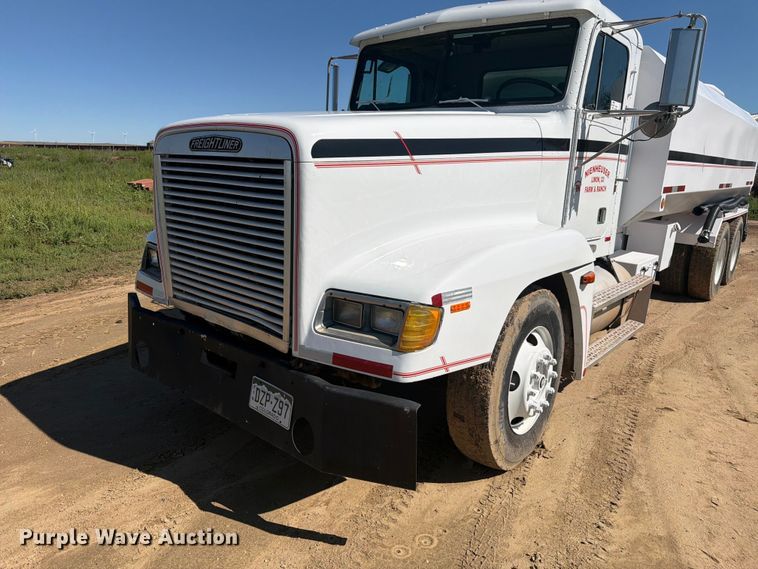 image for item FM7626 1994 Freightliner FLD120 water truck