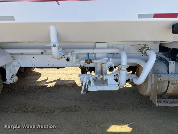 image for item FM7626 1994 Freightliner FLD120 water truck