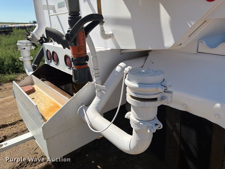 image for item FM7626 1994 Freightliner FLD120 water truck