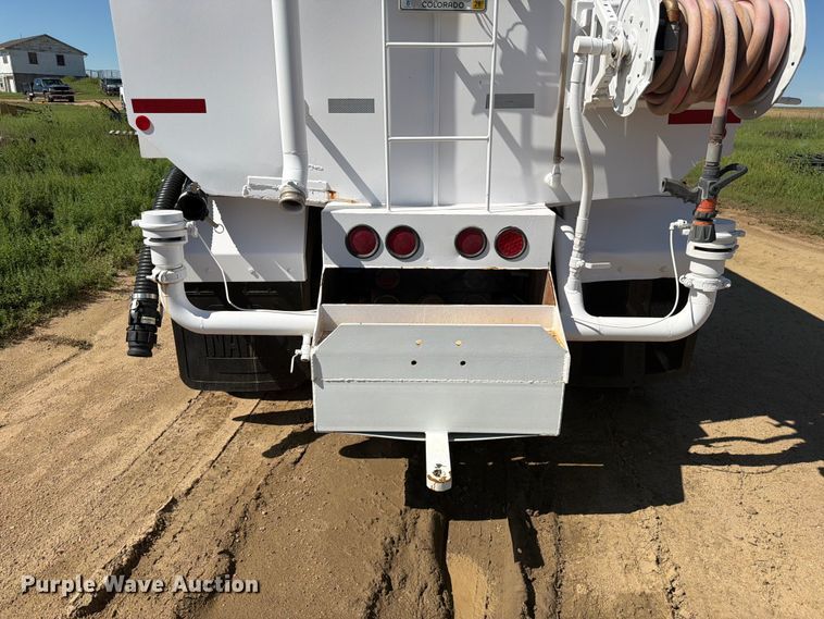 image for item FM7626 1994 Freightliner FLD120 water truck