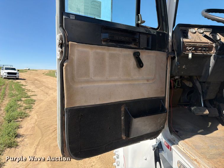 image for item FM7626 1994 Freightliner FLD120 water truck