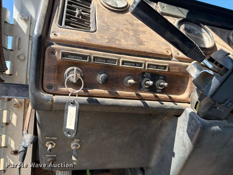 image for item FM7626 1994 Freightliner FLD120 water truck