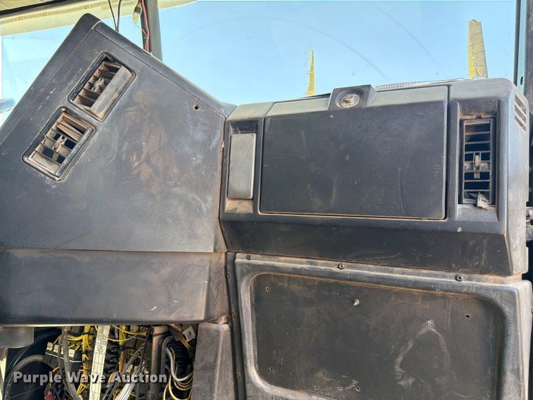 image for item FM7626 1994 Freightliner FLD120 water truck