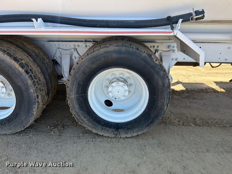 image for item FM7626 1994 Freightliner FLD120 water truck