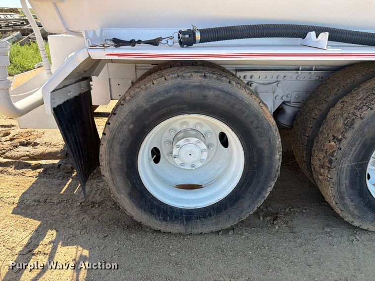 image for item FM7626 1994 Freightliner FLD120 water truck
