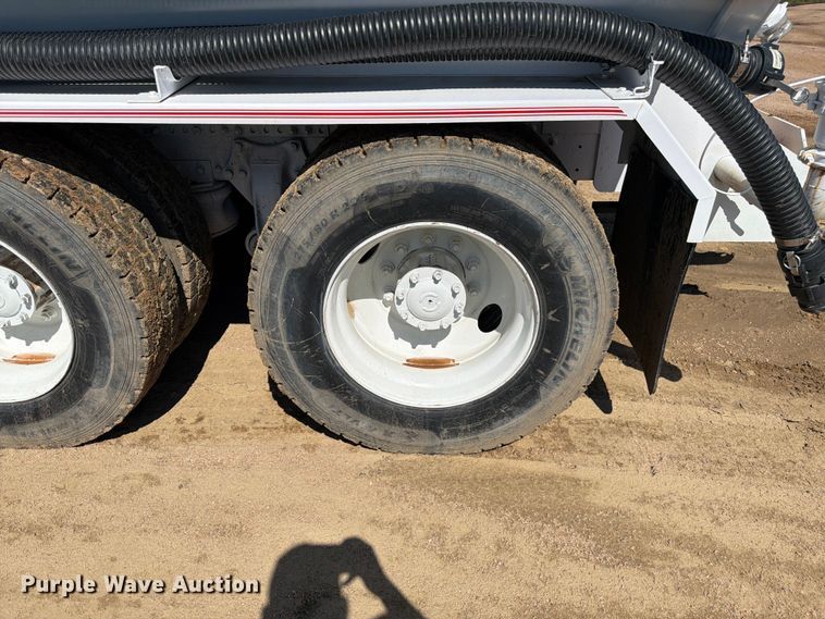image for item FM7626 1994 Freightliner FLD120 water truck