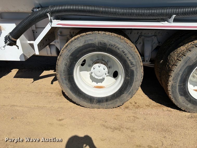 image for item FM7626 1994 Freightliner FLD120 water truck
