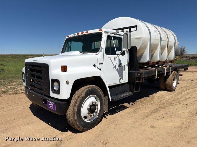 image for item FM7627 1981 International Harvestor 1854 flatbed truck