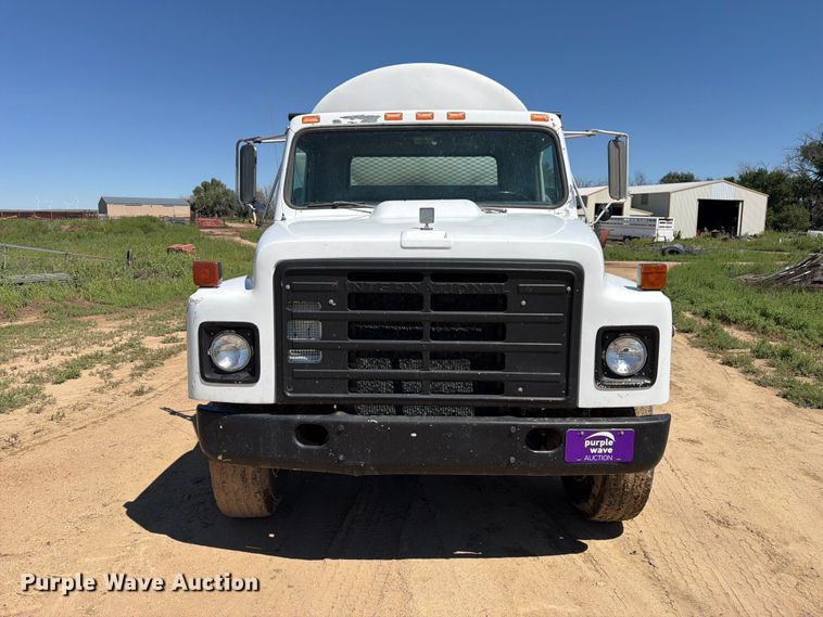 image for item FM7627 1981 International Harvestor 1854 flatbed truck