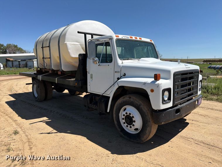 image for item FM7627 1981 International Harvestor 1854 flatbed truck