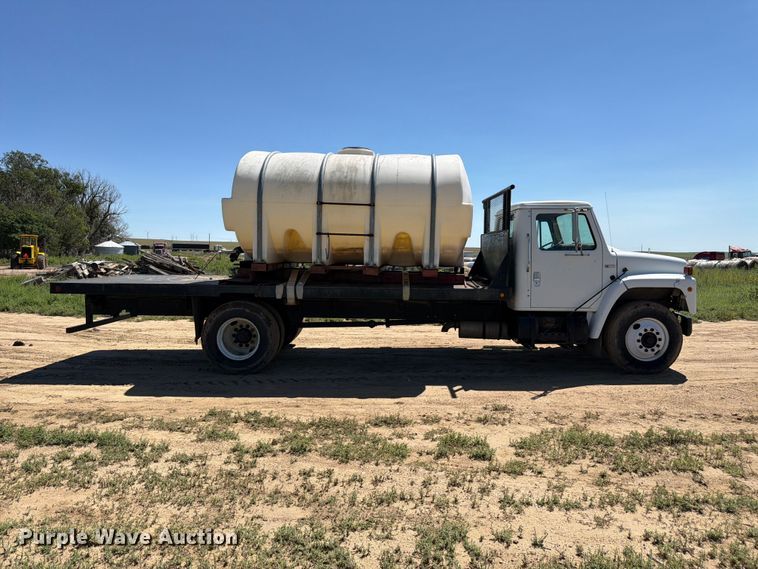 image for item FM7627 1981 International Harvestor 1854 flatbed truck