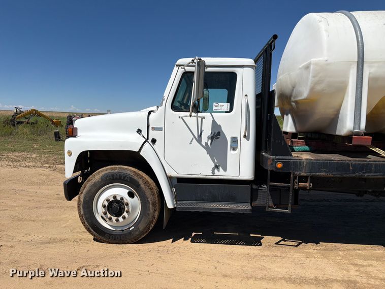 image for item FM7627 1981 International Harvestor 1854 flatbed truck