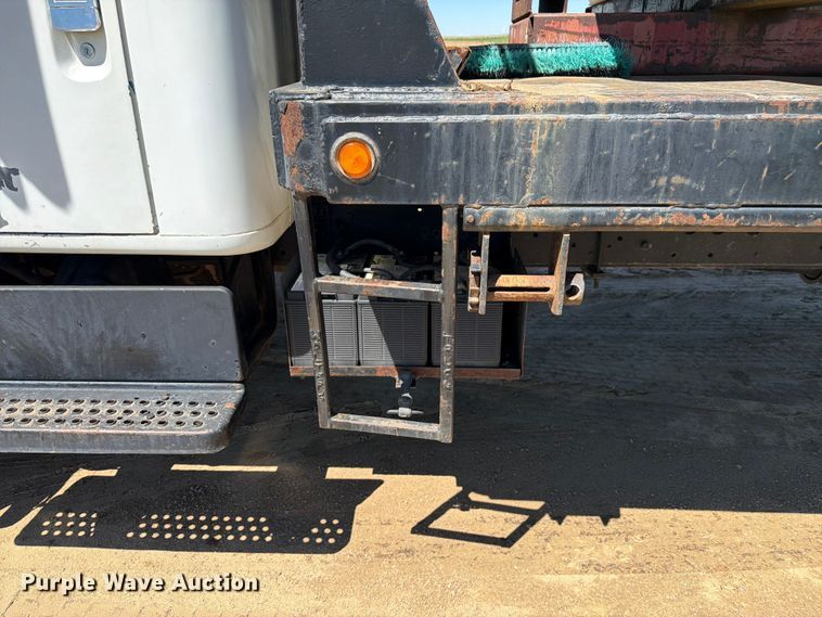 image for item FM7627 1981 International Harvestor 1854 flatbed truck