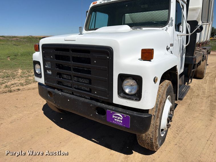 image for item FM7627 1981 International Harvestor 1854 flatbed truck