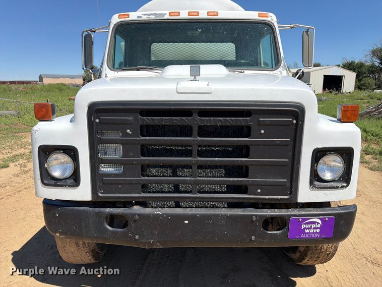 image for item FM7627 1981 International Harvestor 1854 flatbed truck