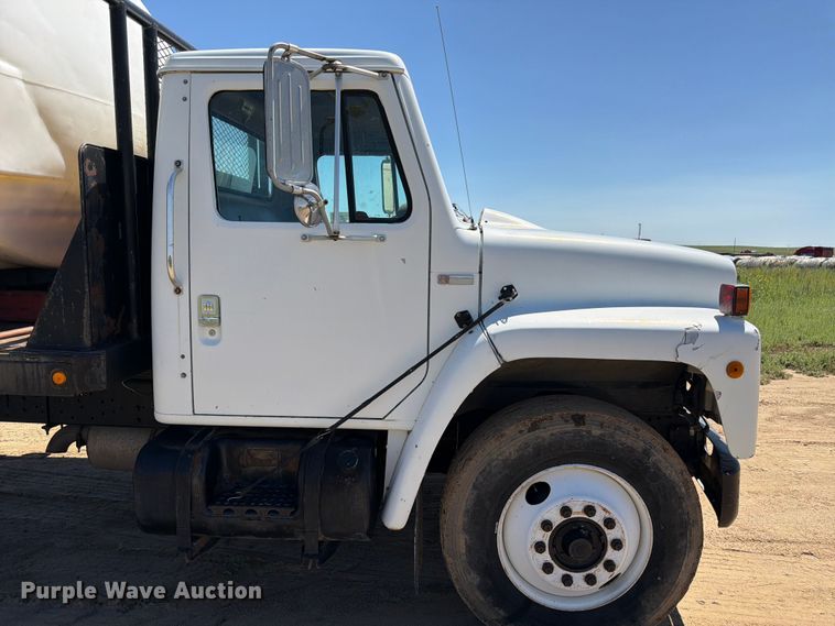 image for item FM7627 1981 International Harvestor 1854 flatbed truck
