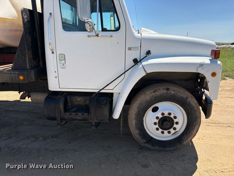 image for item FM7627 1981 International Harvestor 1854 flatbed truck
