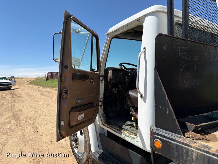 image for item FM7627 1981 International Harvestor 1854 flatbed truck