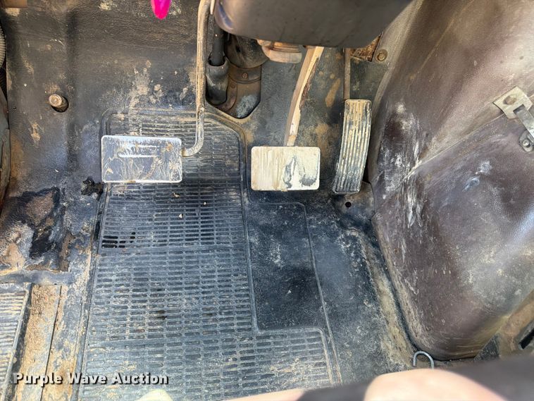 image for item FM7627 1981 International Harvestor 1854 flatbed truck