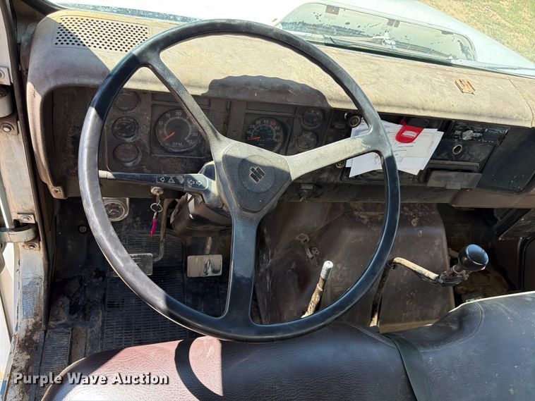 image for item FM7627 1981 International Harvestor 1854 flatbed truck