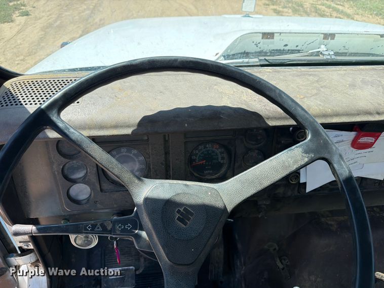 image for item FM7627 1981 International Harvestor 1854 flatbed truck