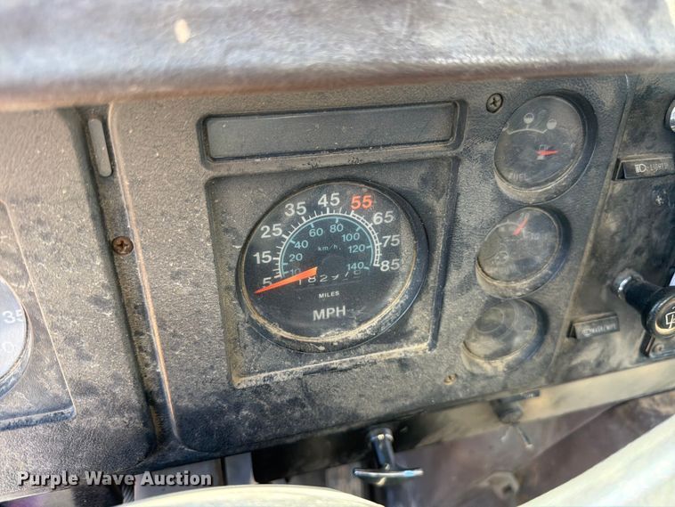 image for item FM7627 1981 International Harvestor 1854 flatbed truck