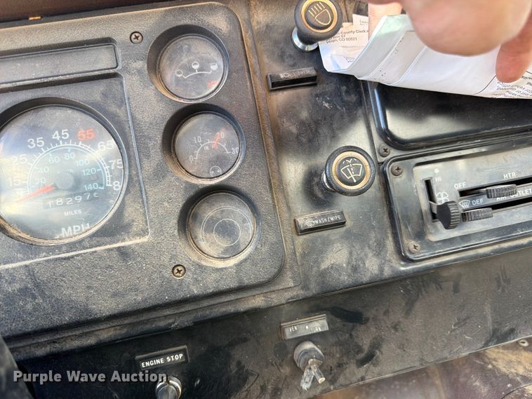 image for item FM7627 1981 International Harvestor 1854 flatbed truck