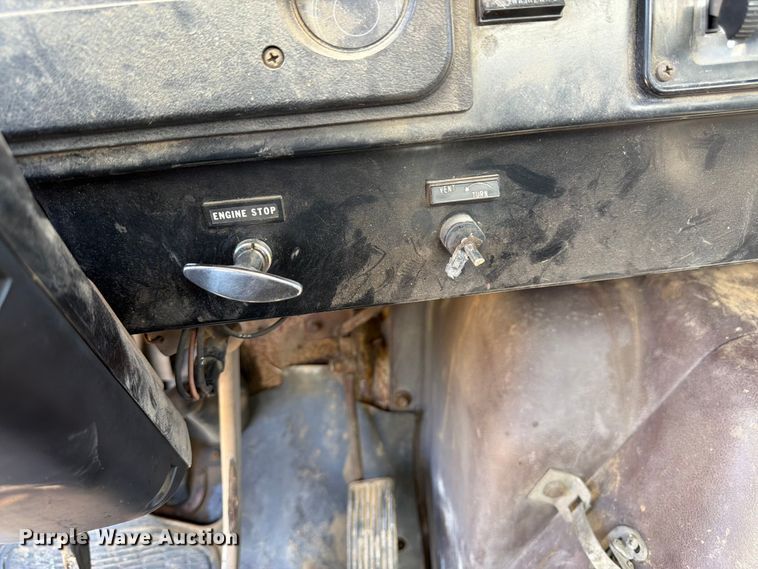 image for item FM7627 1981 International Harvestor 1854 flatbed truck