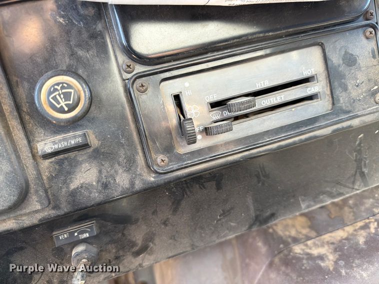 image for item FM7627 1981 International Harvestor 1854 flatbed truck