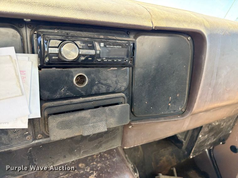 image for item FM7627 1981 International Harvestor 1854 flatbed truck