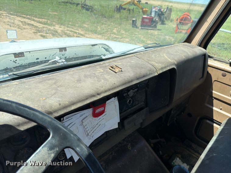 image for item FM7627 1981 International Harvestor 1854 flatbed truck