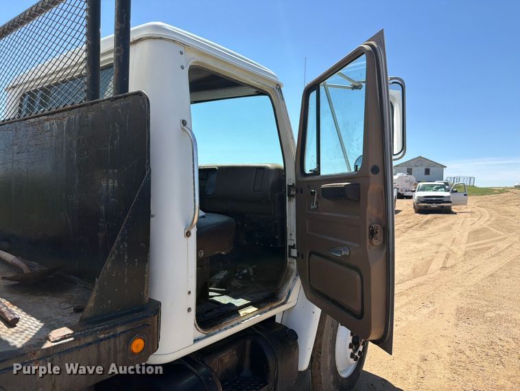image for item FM7627 1981 International Harvestor 1854 flatbed truck