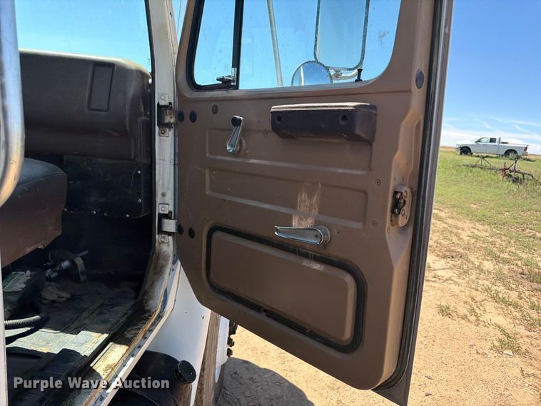 image for item FM7627 1981 International Harvestor 1854 flatbed truck