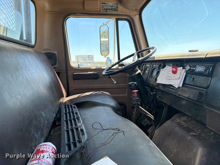image for item FM7627 1981 International Harvestor 1854 flatbed truck