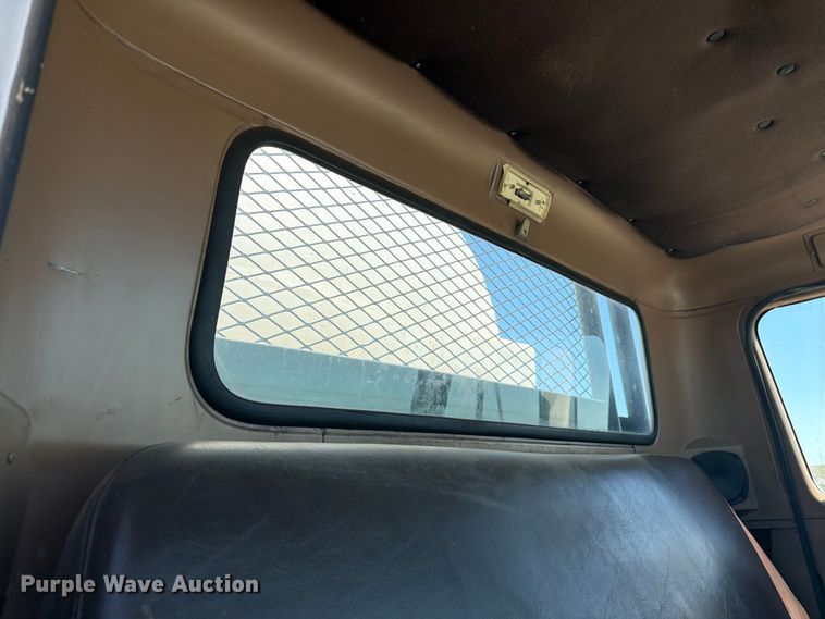 image for item FM7627 1981 International Harvestor 1854 flatbed truck