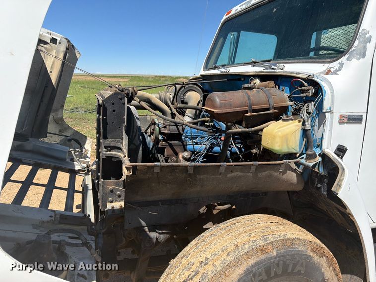 image for item FM7627 1981 International Harvestor 1854 flatbed truck