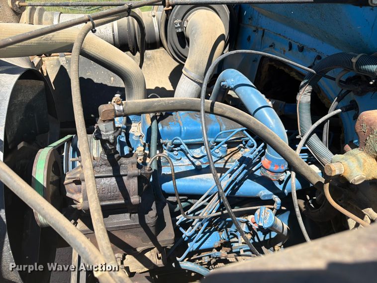 image for item FM7627 1981 International Harvestor 1854 flatbed truck