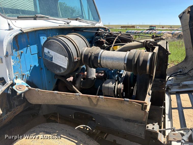 image for item FM7627 1981 International Harvestor 1854 flatbed truck