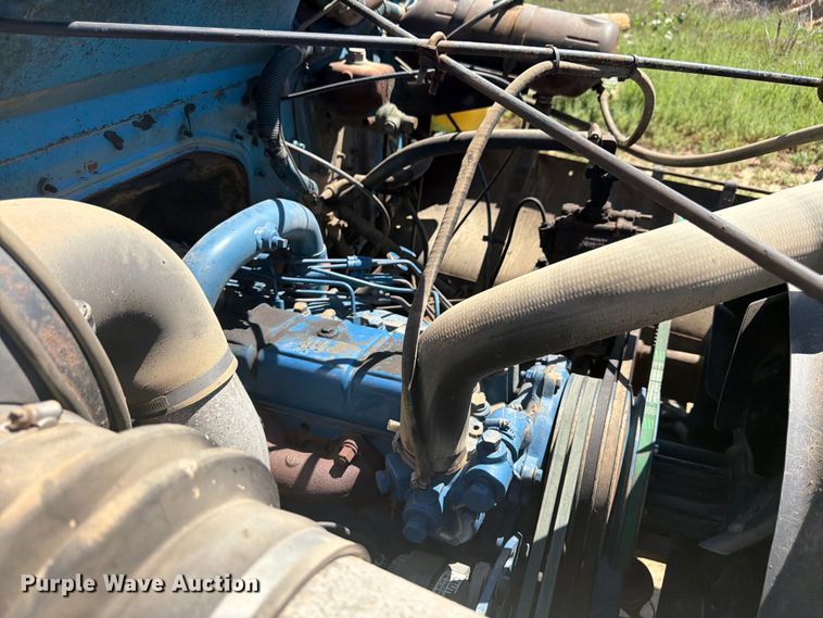 image for item FM7627 1981 International Harvestor 1854 flatbed truck