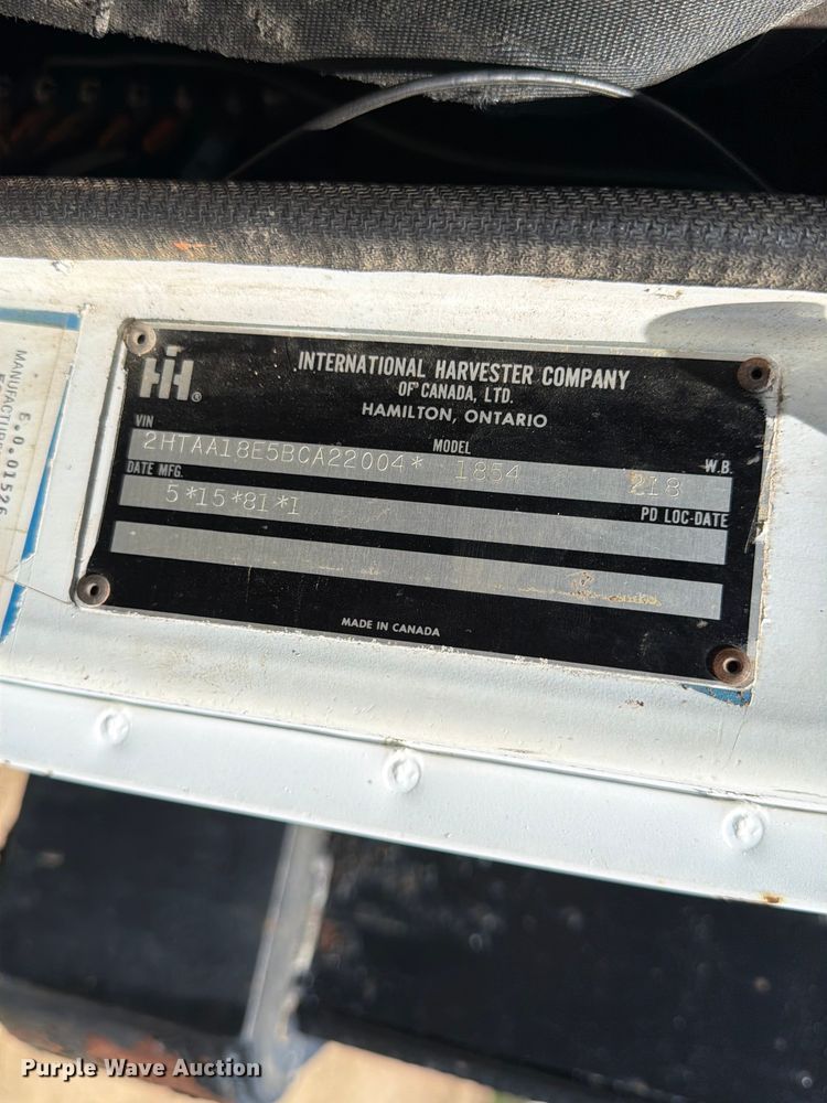 image for item FM7627 1981 International Harvestor 1854 flatbed truck