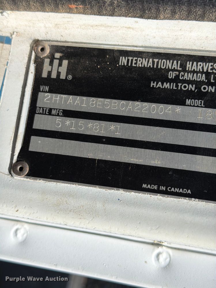 image for item FM7627 1981 International Harvestor 1854 flatbed truck