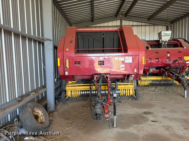 image for item FM7628 2011 New Holland BR7090 round baler