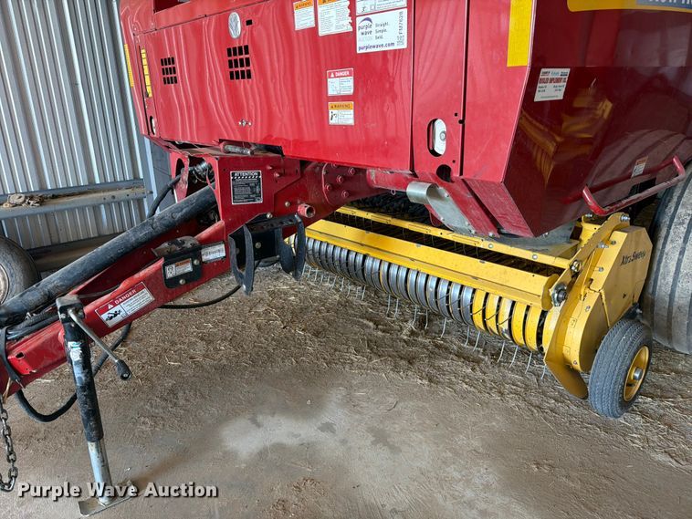 image for item FM7628 2011 New Holland BR7090 round baler
