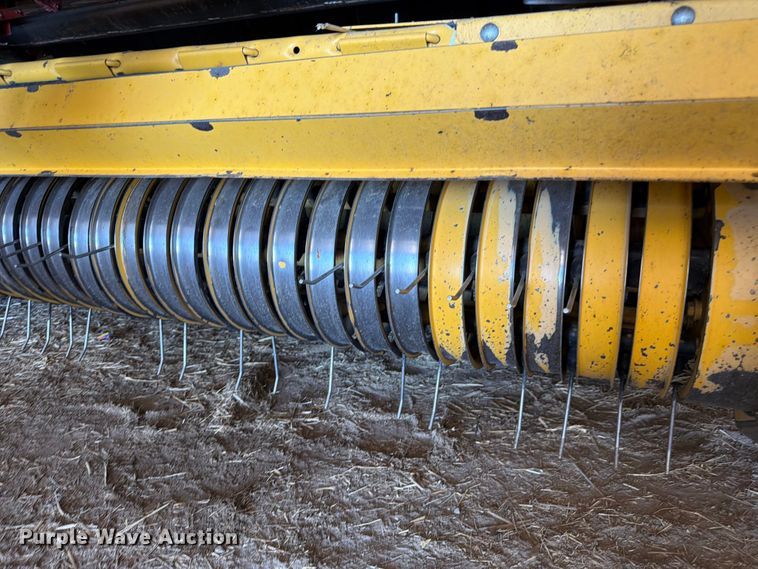image for item FM7628 2011 New Holland BR7090 round baler