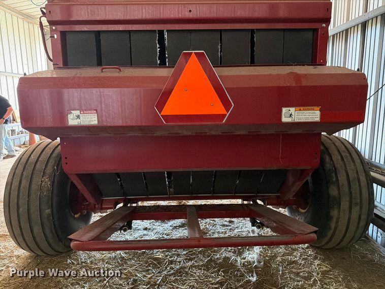image for item FM7628 2011 New Holland BR7090 round baler