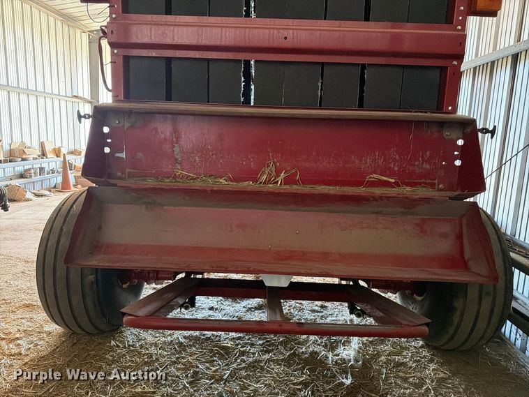 image for item FM7628 2011 New Holland BR7090 round baler