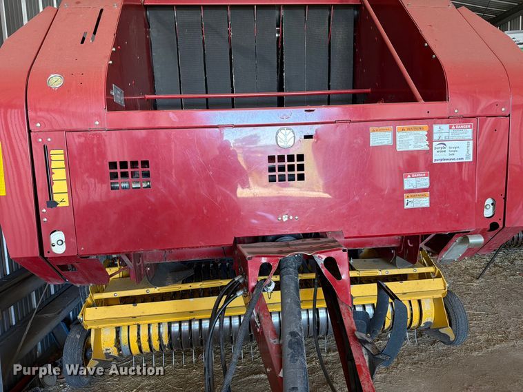 image for item FM7628 2011 New Holland BR7090 round baler