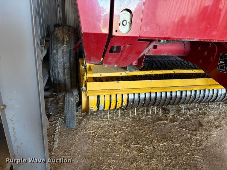 image for item FM7628 2011 New Holland BR7090 round baler
