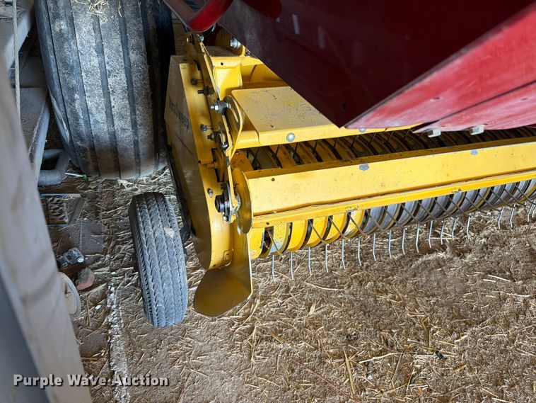 image for item FM7628 2011 New Holland BR7090 round baler